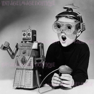 Schöne Vintage 1950 Bild eines kleinen Jungen mit einem Spielzeug Raygun und seinem Metall Roboter 5x7 Grußkarte
