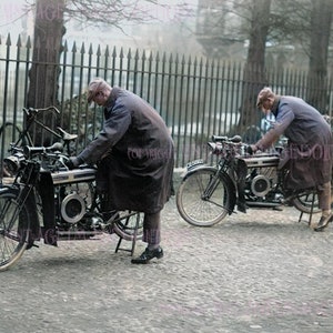 Cartão comemorativo com foto colorida à mão eduardiana de dois homens montando suas motocicletas Douglas 5x7