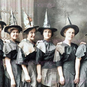 Carte de voeux 5 x 7 victorienne antique colorisée à la main de six femmes en costumes de sorcières souriantes