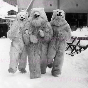Humoristische foto uit de jaren 1920 van drie mensen verkleed als ijsberen in een besneeuwd dorp kerstseizoen winterzonnewende feestdag 5 x 7 wenskaart