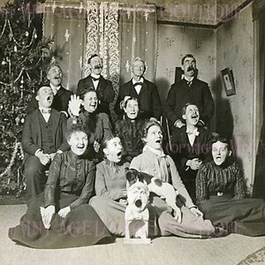 Antikes viktorianisches Foto einer Familie, die unter einem Weihnachtsbaum-Weihnachtsjahreszeit-Winter-Sonnenwende-Urlaub 5x7-Gruß-Karte posiert