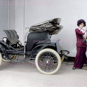 Antikes frühes 20. Jahrhundert handgetöntes Foto einer befreiten Frau Coquette, die ihr elektrisches Auto 5x7 Grußkarte auflädt