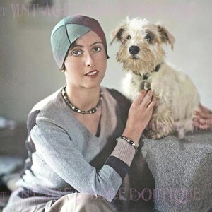 Vintage handgekleurde foto uit de jaren 1920 van een mooie flapper in een cloche-hoed en haar schattige smerige terriër 5 x 7 wenskaart