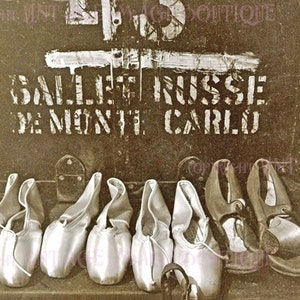Fotografía en sepia de principios del siglo XX de zapatillas y zapatos de ballet frente a un baúl de gira perteneciente a los Ballet Russes 5x7 Tarjeta de felicitación