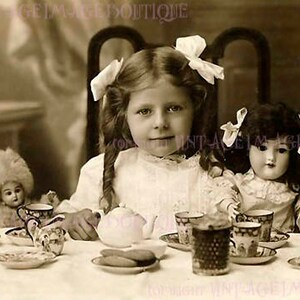 Deliziosa immagine edoardiana antica di una graziosa bambina che prende il tè con le sue bambole, biglietto d'auguri 5x7