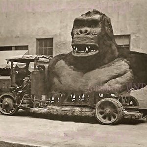 Surrealistische foto uit 1933 van een buste-filmrekwisiet op volledige grootte van een King Kong-wenskaart van 5 x 7