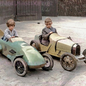 Preciosa fotografía coloreada vintage de los años 20 de dos niños posando en sus coches de carreras a pedales Tarjeta de felicitación 5x7