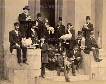 Antiguo retrato fotográfico victoriano en sepia de una clase de estudiantes de taxidermia con sus proyectos Tarjeta de felicitación fantasmagórica 5x7