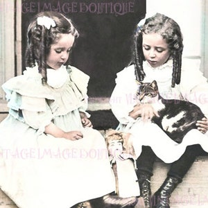Precioso retrato fotográfico antiguo eduardiano teñido a mano de dos niñas con un gato y una muñeca 5x7 Tarjeta de felicitación
