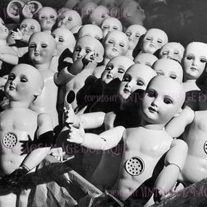 Foto surreale in bianco e nero degli anni '50 di bambole semifinite in una fabbrica di giocattoli, biglietto d'auguri 5x7