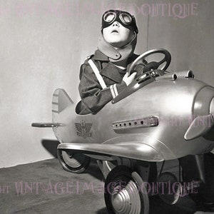 Schönes Vintage 1950er Bild eines süßen kleinen Jungen, der in seinem Pedal Spielzeugflugzeug 5x7 Grußkarte fliegt
