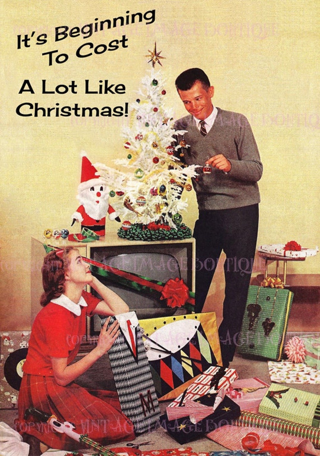 1950年代のキッチュなクリスマスツリーとプレゼントを持った父と娘の