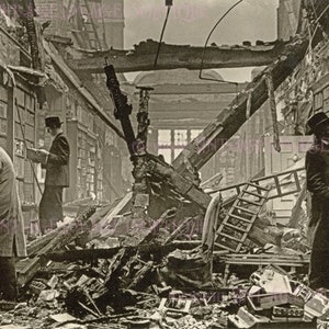 Foto em preto e branco da Segunda Guerra Mundial, década de 1940, de três homens olhando livros nos restos bombardeados de uma biblioteca em Londres, cartão comemorativo 5x7