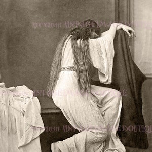 Sombre Mid Victorian Allégorique Tableau Vivant Photo Portrait d’une femme en deuil 5x7 Carte de vœux