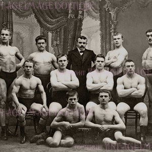Retrato fotográfico en sepia de principios del siglo XX de un grupo de hombres que son miembros del club de culturistas de San Petersburgo, tarjeta de felicitación de 5 x 7