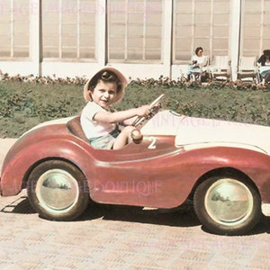 Schöne Vintage 1950 Farbfoto-Porträt Eines lieben kleinen Jungen, der sein Tretauto fährt 5x7 Grußkarte