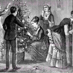Antike viktorianische Illustration Eine Familie, die ihren Baum schmückt Weihnachtszeit Wintersonnenwende-Urlaub 5x7 Grußkarte