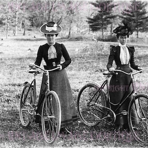 Lindo casal lésbico eduardiano antigo em bicicletas, união civil, cartão comemorativo 5x7