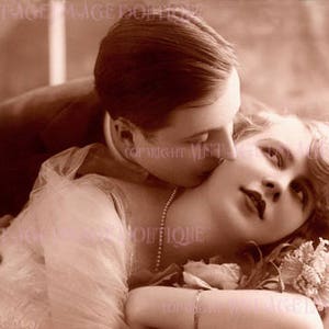 Lindo cartão de felicitações vintage romântico em sépia de um casal de melindrosas dos anos 1920 para o Dia dos Namorados, 5x7