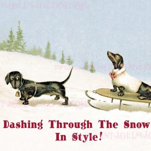 Op de afbeelding: Een vintage kerstkaart met twee teckels in een besneeuwde scène. De ene hond trekt een slee met een bel, terwijl de andere hond op de slee zit. De tekst op de kaart luidt "Dashing Through The Snow In Style!"
