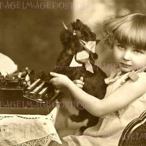 Lindo cartão comemorativo com imagem antiga da década de 1920 de uma garotinha adorável com uma máquina de escrever de brinquedo e seu cachorro de brinquedo, 5x7