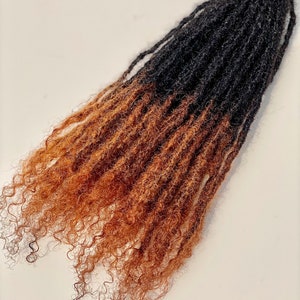 Peut inclure: Un paquet de dreadlocks synthétiques avec un effet ombré bicolore. Les dreadlocks sont noires en haut et passent à une couleur brun clair en bas.