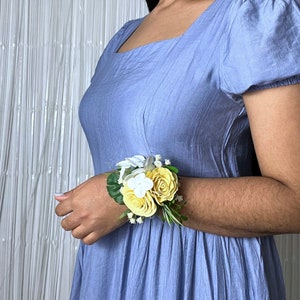 Corsage de muñeca rosa suave, rosa crema tropical monstera, corsage de muñeca isla, espuma Eva Rose