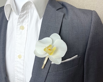 Ramo de orquídea blanca con toques reales: Novio en una boda en la playa