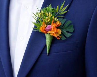 Ramo de orquídea naranja tropical: aliento de bebé rosa y hoja de monstera