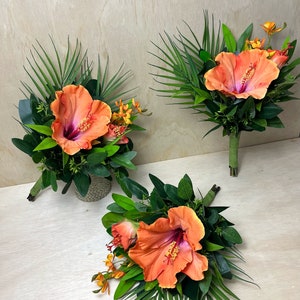 Orange hibiscus bouquet, Bridesmaid Bouquet in large hibiscus, Tropical bouquet, Hawaiian Bouquet, large hibiscus bouquet for wedding.