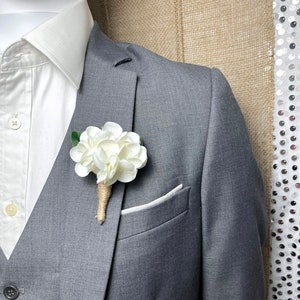 Pequeños boutonniere de hortensias blancas para el novio, boutonniere de flores para boda, boutonniere azul para hombre, boutonniere azul para fiesta de graduación