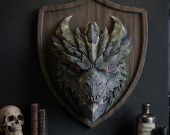 Może przedstawiać: Szczegółowa tablica Earth Dragon zamontowana na drewnianej tarczy. Głowa smoka jest zielono-szara z czerwonymi oczami. Tablica jest eksponowana na ciemnej ścianie z półką z książkami, czaszką i butelką po aptekarzu w stylu vintage.