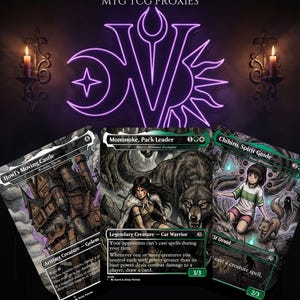 Puede incluir: Un conjunto de proxies MTG TCG Ghibli Bundle que incluye tres cartas de juego ilustradas tituladas Howl's Moving Castle, Mononoke, Pack Leader y Chihiro, Spirit Guide. Las cartas muestran ilustraciones de fantasía detalladas con texto, sobre un fondo oscuro con un símbolo de neón púrpura brillante y dos velas encendidas.