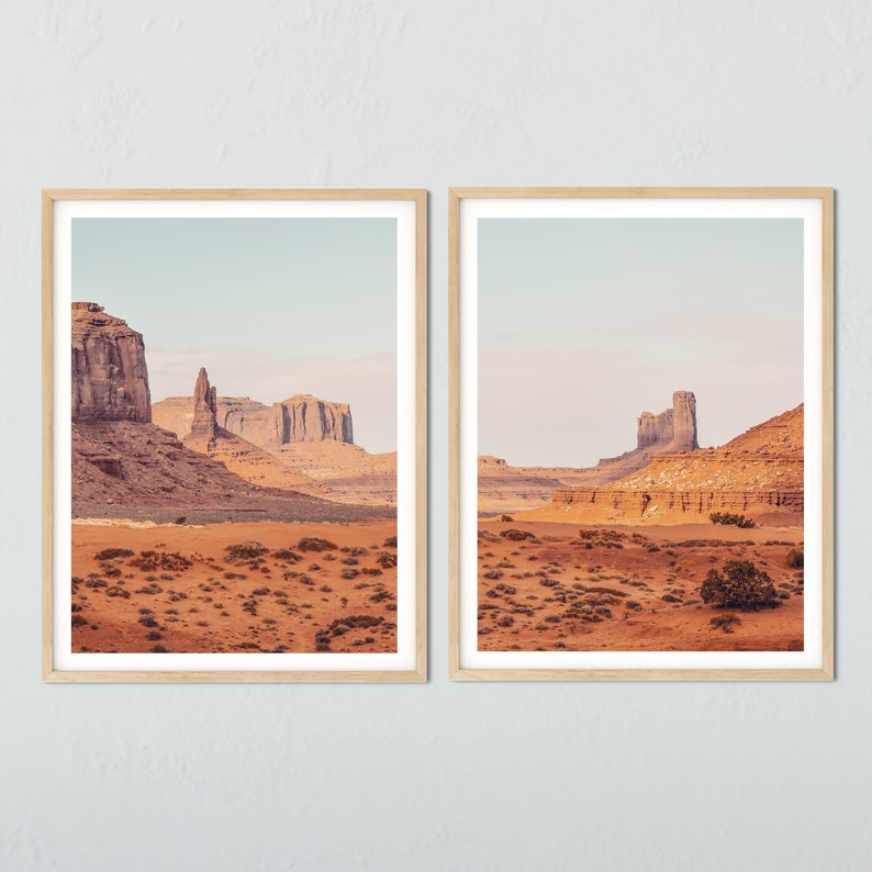 Peut inclure: Deux photographies encadr&eacute;es d'un paysage d&eacute;sertique avec des formations rocheuses rouges et un ciel bleu. Les photos sont dans des cadres en bois et sont accroch&eacute;es &agrave; un mur blanc.