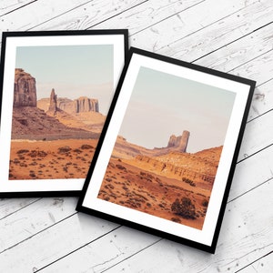 Peut inclure: Deux photographies encadr&eacute;es d'un paysage d&eacute;sertique avec des formations rocheuses rouges sous un ciel bleu.