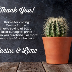Peut inclure: Un cactus en pot avec des &eacute;pines vertes et un pot en terre cuite. L'arri&egrave;re-plan est un tableau noir gris fonc&eacute; avec le texte "Merci !" et "Merci de votre visite chez Cactus & Lime. Profitez d'une r&eacute;duction de 30 % sur tous nos tirages num&eacute;riques &agrave; l'achat de 3 ou plus ! Utilisez le code cactus30 &agrave; la caisse. Cactus & Lime".