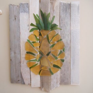 Mosaico de piña de vidrio sobre madera flotante / Letrero de bienvenida a nuestro hogar / Vidrio reciclado envejecido amarillo y verde / Decoración de pared con madera flotante