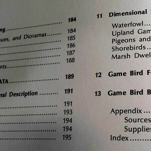 Puede incluir: Un libro en blanco y negro con el t&iacute;tulo "Game Bird Carving Data" y una tabla de contenido que enumera diferentes tipos de aves, incluyendo aves acu&aacute;ticas, aves de caza terrestres, palomas y palomas, aves playeras y aves de los pantanos.