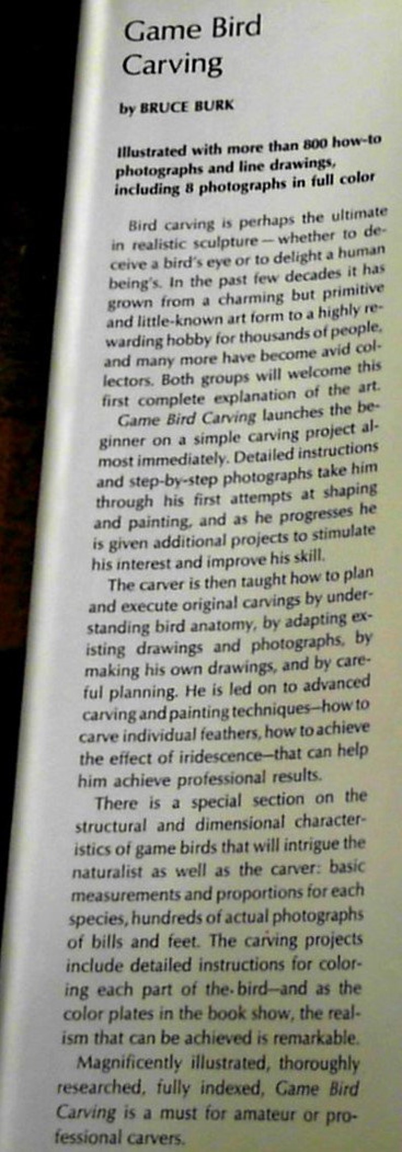 Puede incluir: Una portada de libro para "Game Bird Carving" de Bruce Burk. La portada presenta una foto en blanco y negro de un p&aacute;jaro con las alas extendidas. El libro est&aacute; ilustrado con m&aacute;s de 800 fotograf&iacute;as y dibujos de l&iacute;nea, incluyendo 8 fotograf&iacute;as a todo color.
