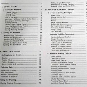 Puede incluir: Un libro titulado "Advanced Game Bird Carving" con una tabla de contenidos que enumera diferentes t&eacute;cnicas de tallado y proyectos. El libro abarca temas como el tallado de plumas individuales, la pintura y la creaci&oacute;n de se&ntilde;uelos de varias aves, incluyendo el pato rabudo, el pato de lomo negro, el pato de madera y el ganso canadiense.