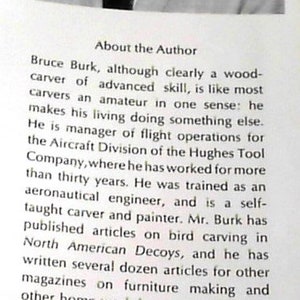 Puede incluir: Foto en blanco y negro de un hombre con traje y corbata. Est&aacute; sonriendo y mirando a la c&aacute;mara. El texto "About the Author" est&aacute; en la parte inferior de la foto.