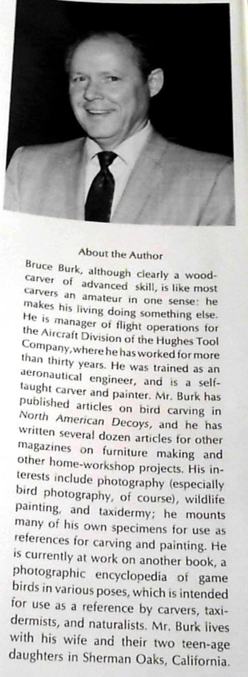Puede incluir: Foto en blanco y negro de un hombre con traje y corbata. Est&aacute; sonriendo y mirando a la c&aacute;mara. El texto "About the Author" est&aacute; en la parte inferior de la foto.