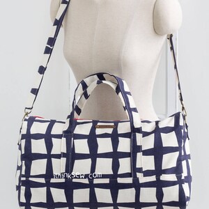 Wzór do szycia torby podróżnej Courtney Duffle Bag w formacie PDF, mała torba w kształcie beczki zdjęcie 5