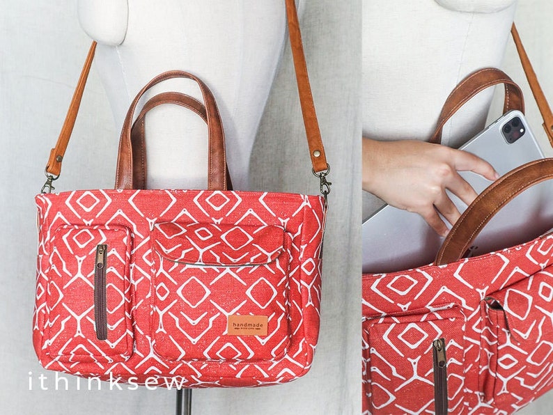 K&ouml;nnte beinhalten: Rote Canvas-Tragetasche mit wei&szlig;em geometrischem Muster und braunen Ledergriffen und Schulterriemen. Die Tasche hat zwei Rei&szlig;verschlusstaschen auf der Vorderseite und ein Etikett mit der Aufschrift "handgefertigt".