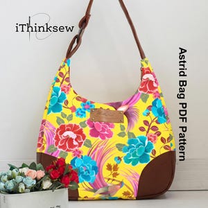 Puede incluir: Un bolso con estampado floral amarillo con detalles en cuero marrón. El bolso presenta un vibrante patrón de flores rojas, azules y rosas. Tiene una correa de cuero marrón y el texto "Astrid Bag PDF Pattern". La marca "iThinksew" también es visible.