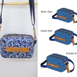 Può includere: Una borsa a tracolla con motivo blu e bianco con una toppa in pelle marrone con la scritta "HANDMADE". La borsa ha una tracolla blu navy e dettagli in pelle marrone. L'immagine mostra anche tre borse blu con dettagli marroni etichettate "Basic Size", "Large Size" e "XLarge Size".