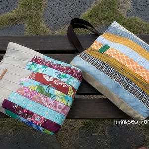 K&ouml;nnte beinhalten: Zwei Tragetaschen aus Patchwork-Stoff. Eine Tasche ist beige mit einem gestreiften Muster und bunten Stoffstreifen. Die andere Tasche ist beige mit einem blau-gelben Streifenmuster. Beide Taschen haben braune Ledergriffe. Der Text "ithinksew.com" ist in der rechten unteren Ecke des Bildes gedruckt.