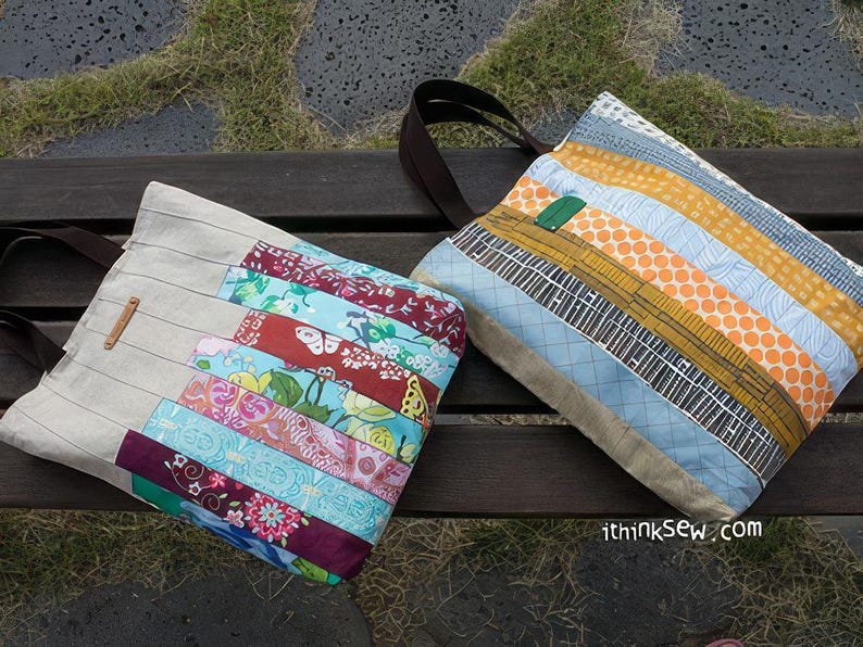 K&ouml;nnte beinhalten: Zwei Tragetaschen aus Patchwork-Stoff. Eine Tasche ist beige mit einem gestreiften Muster und bunten Stoffstreifen. Die andere Tasche ist beige mit einem blau-gelben Streifenmuster. Beide Taschen haben braune Ledergriffe. Der Text "ithinksew.com" ist in der rechten unteren Ecke des Bildes gedruckt.