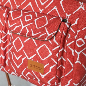 K&ouml;nnte beinhalten: Rote Canvas-Tragetasche mit wei&szlig;em geometrischem Muster und einem braunen Leder-Patch mit der Aufschrift "handmade with love".