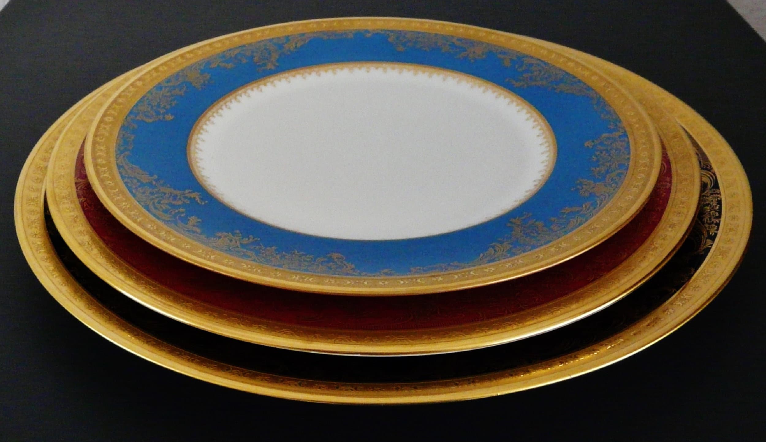 3 Assiettes En Porcelaine